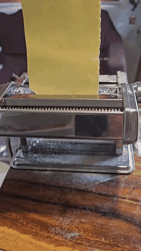 maquina-fideos-gif-2.gif